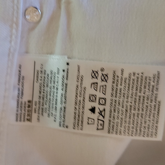 White Levi's Signature High Rise distressed shorts - Picture 3 of 6